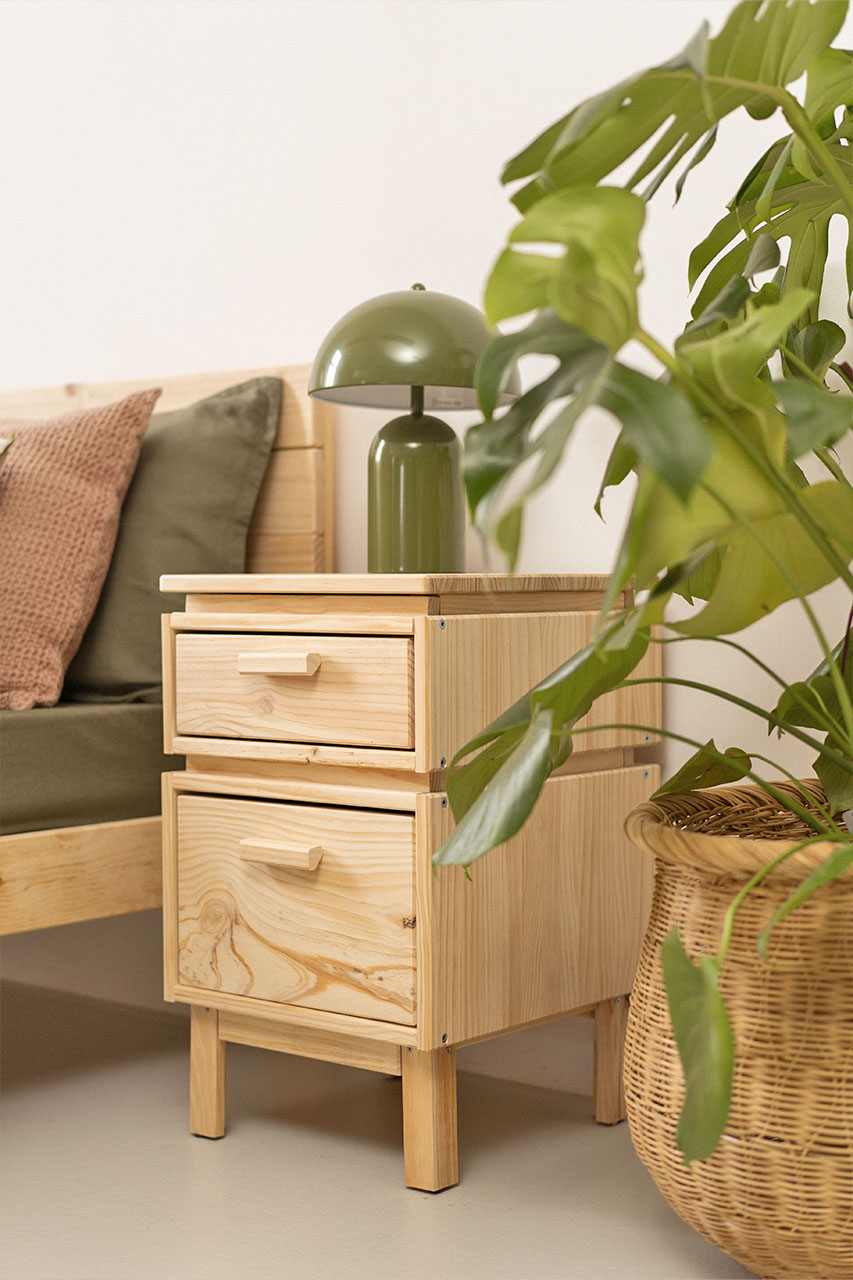 Imagen de ambiente 2 para:Mesita de madera de pino peque&ntilde;a